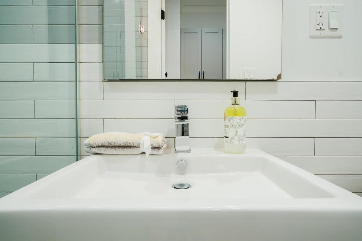 1288-4rn Newly Furnished Prime Ues 2br Apartment