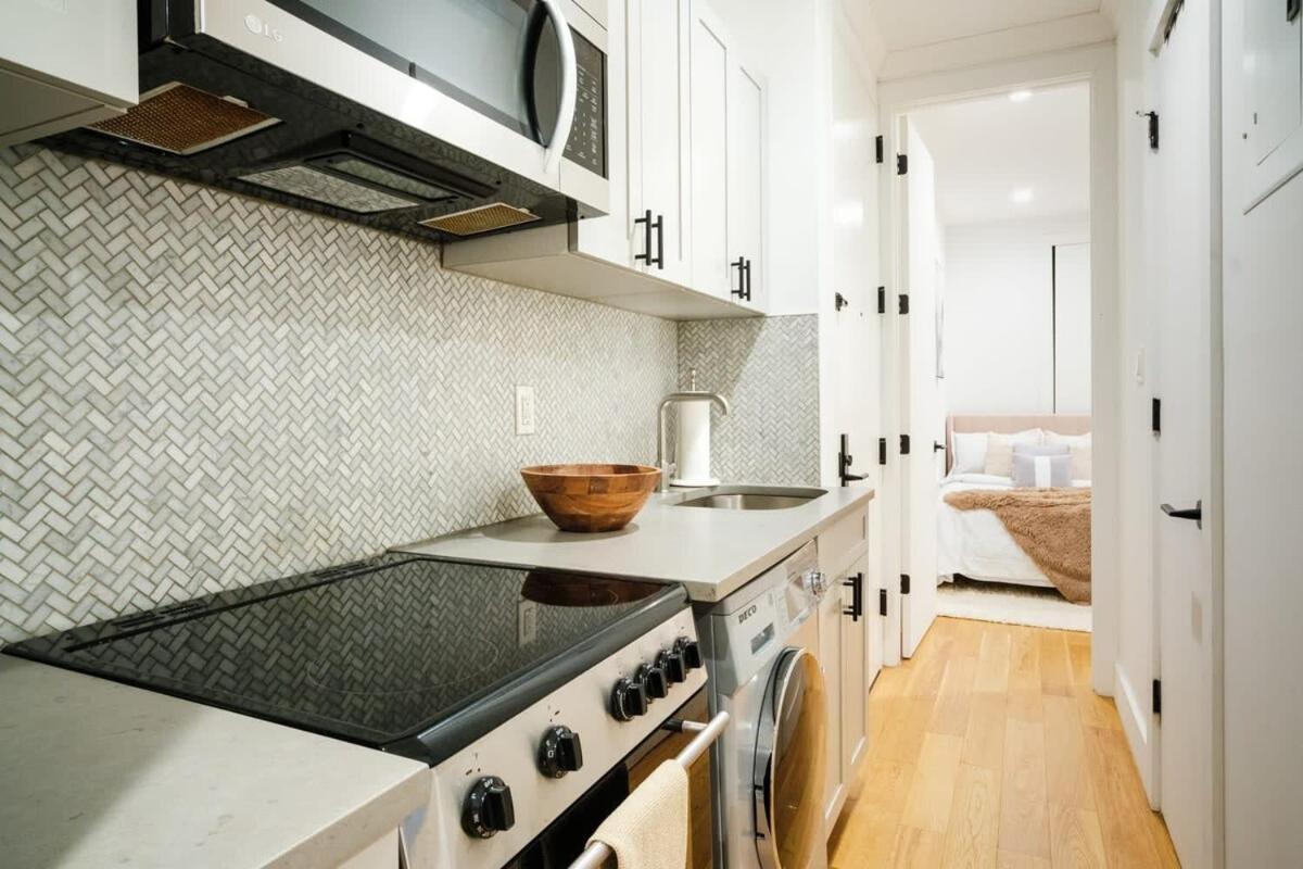 1288-4rn Newly Furnished Prime Ues 2br Apartment *